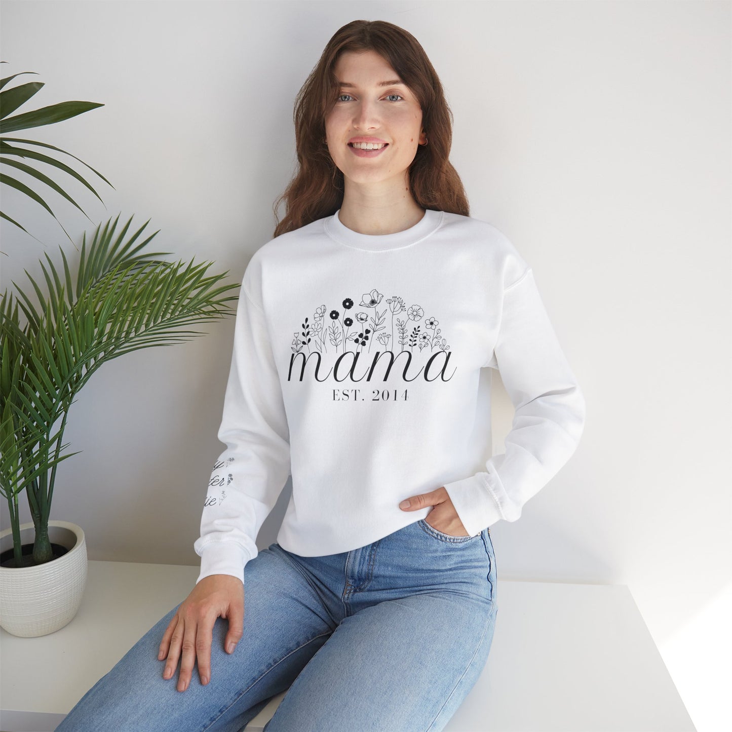 Sudadera personalizada con flores de nacimiento de mamá y nombres de niños en la manga