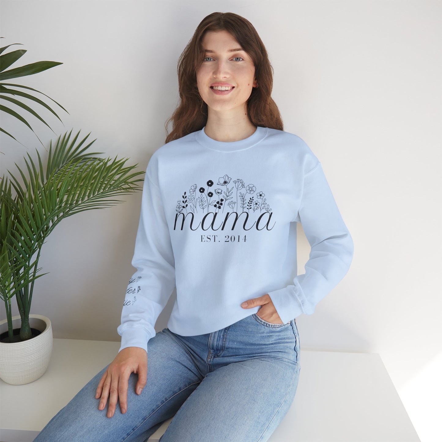 Sudadera personalizada con flores de nacimiento de mamá y nombres de niños en la manga