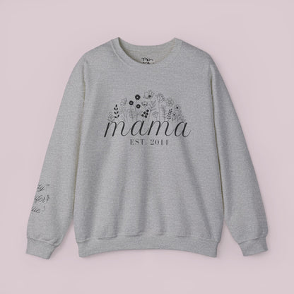 Sudadera personalizada con flores de nacimiento de mamá y nombres de niños en la manga